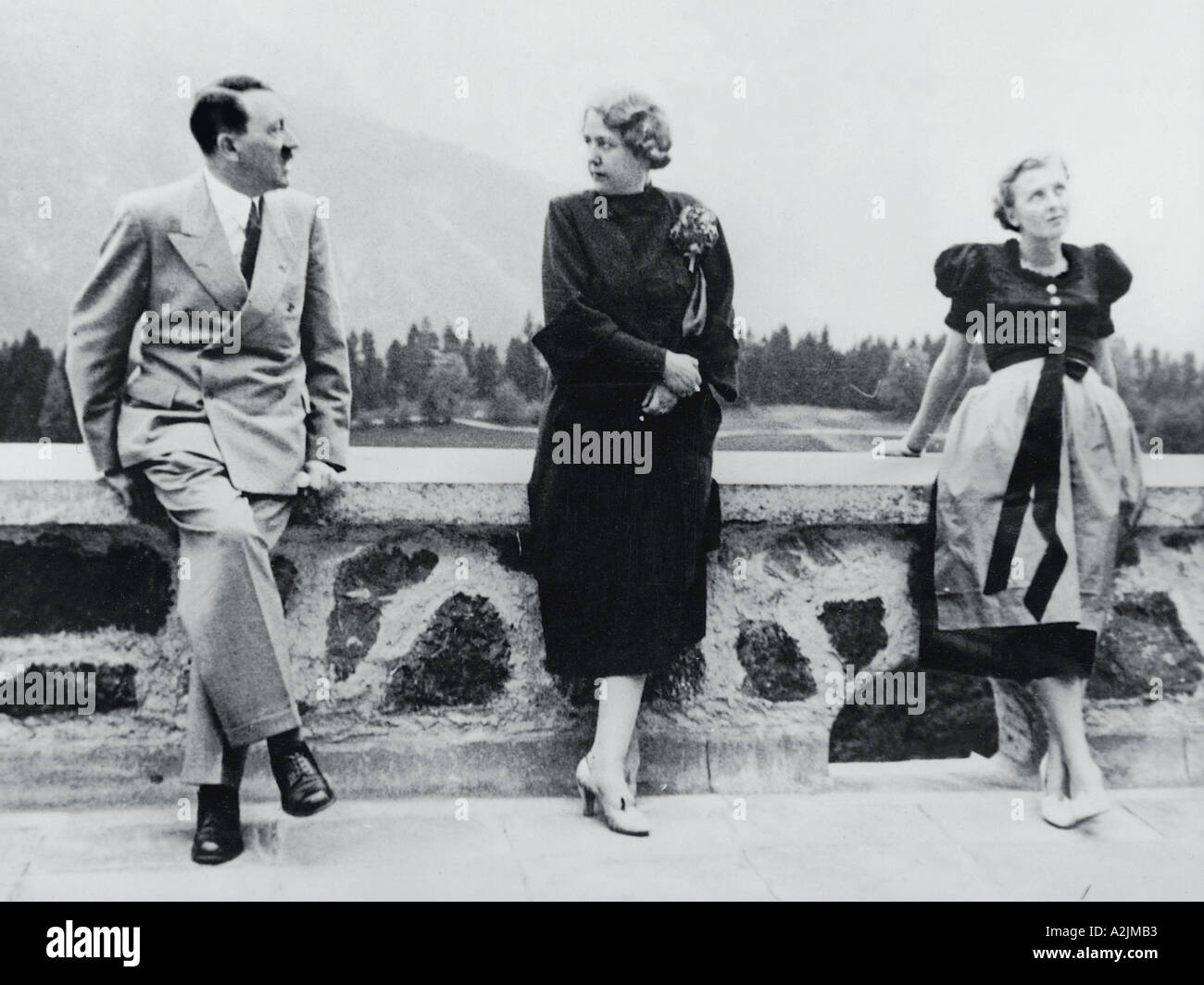 ADOLF Hitler en su hogar Berghof con Eva Braun derecha y Hannelore Morell, esposa de su médico personal Foto de stock