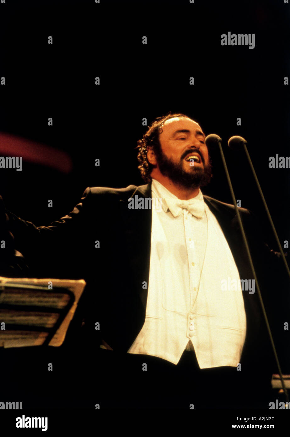 El tenor italiano Luciano Pavarotti Foto de stock