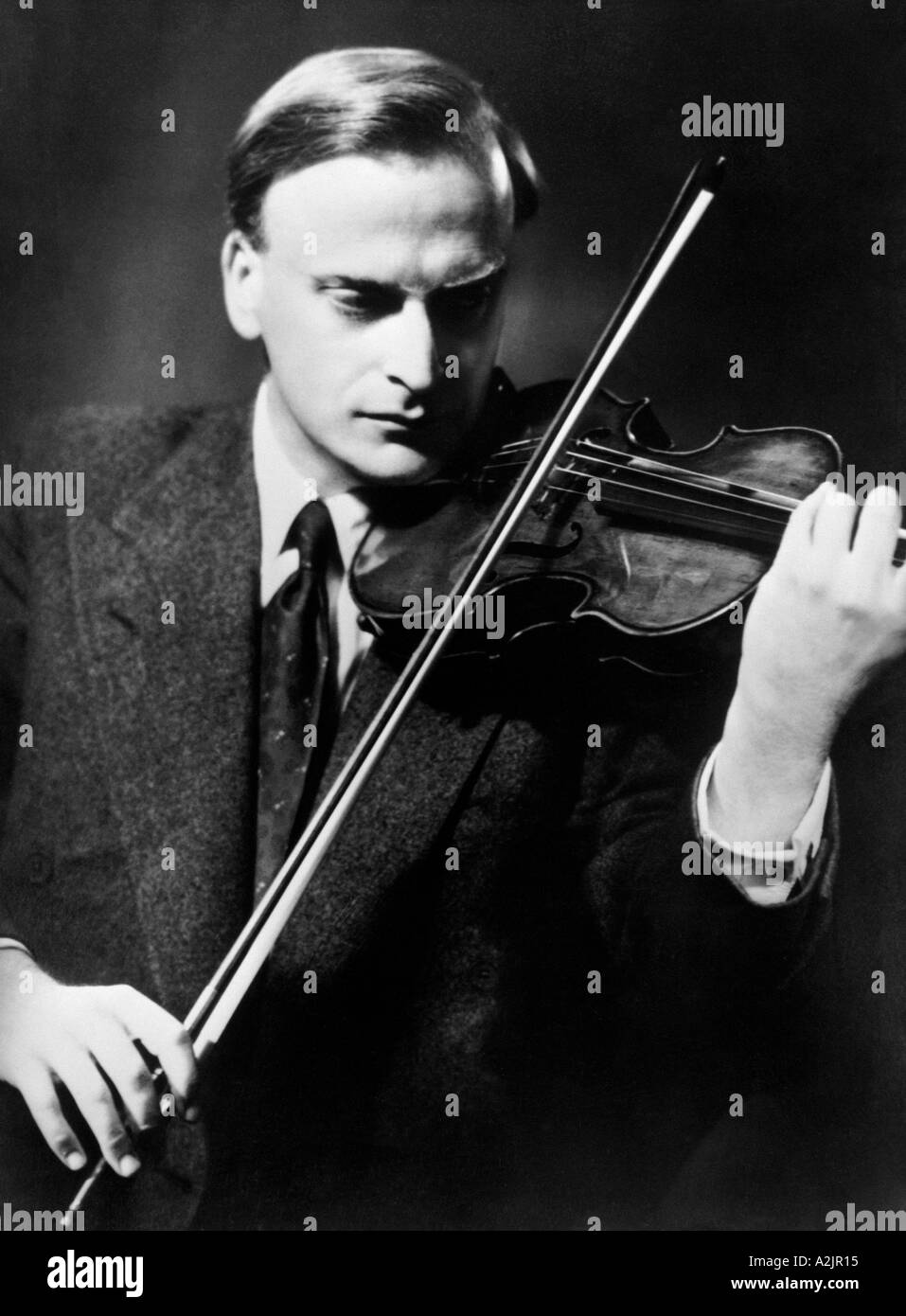 YEHUDI MENHUIN violinista británico 1919 69 Foto de stock