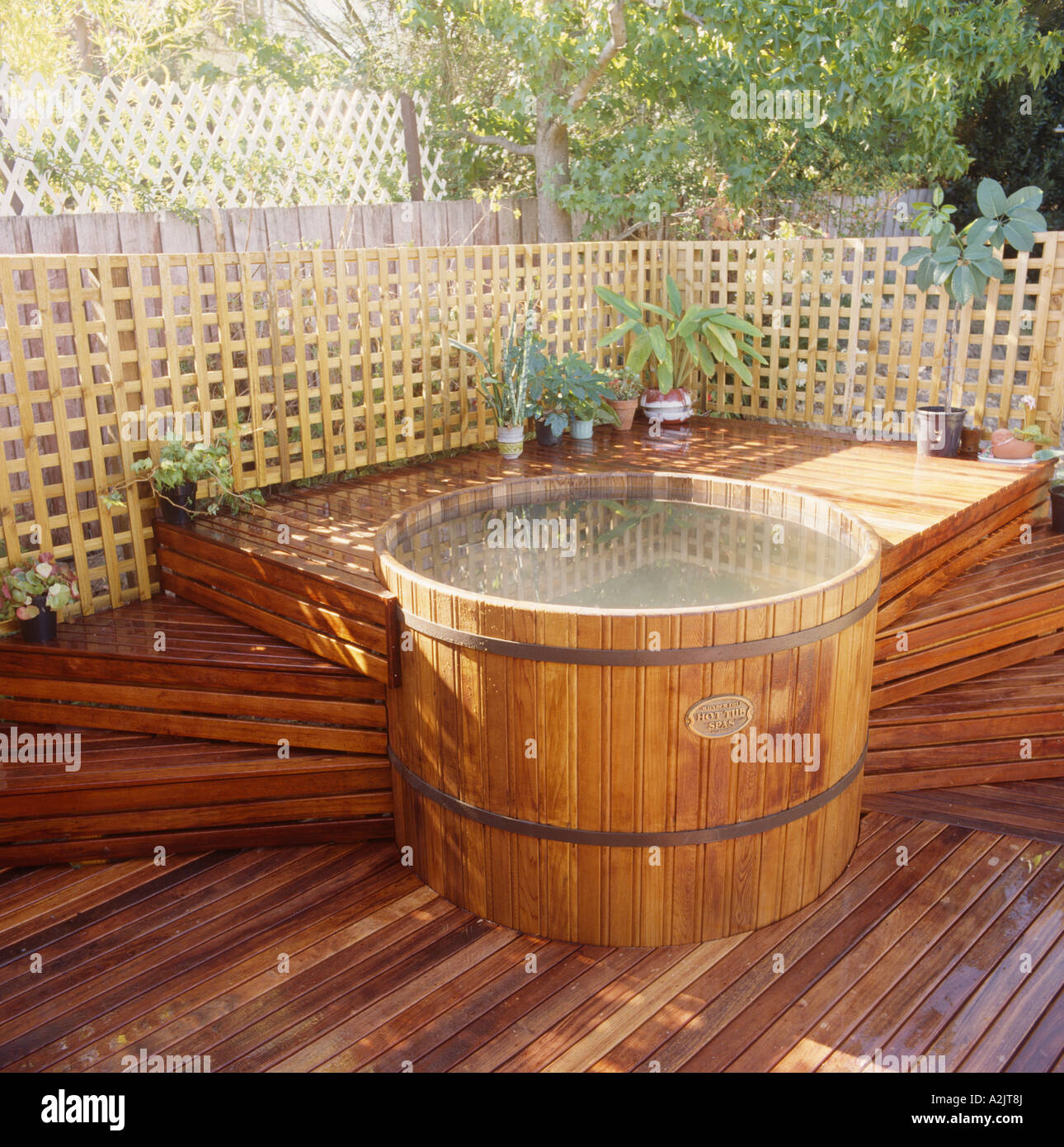 Bañera de hidromasaje circular de madera levantada con los pasos en la casa  jardín Fotografía de stock - Alamy