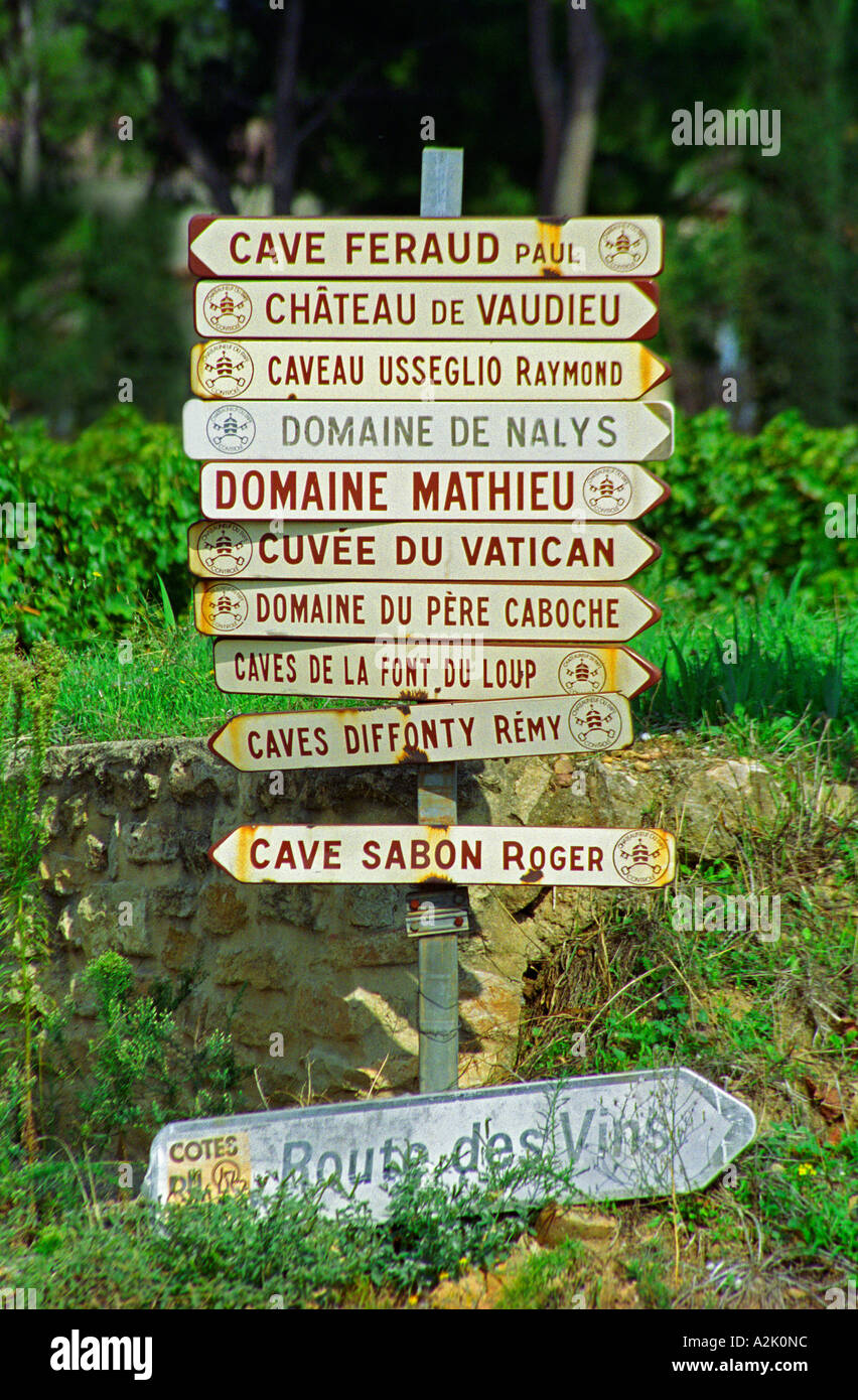 Señales de tráfico que indican la dirección a varios productores de vino de Chateauneuf du Pape: Feraud, Raymond, nalys Vaudieu Usseglio, Mathieu, Vaticano, Pere Caboche, La Font du Loup, Diffonty Remy, Sabón Roger y la Route du Vin (la ruta del vino) de Chateauneuf Châteauneuf-du-Pape, Vaucluse, Provence, Francia, Europa Chateauneuf Châteauneuf-du-Pape, Vaucluse, Provence, Francia, Europa Foto de stock