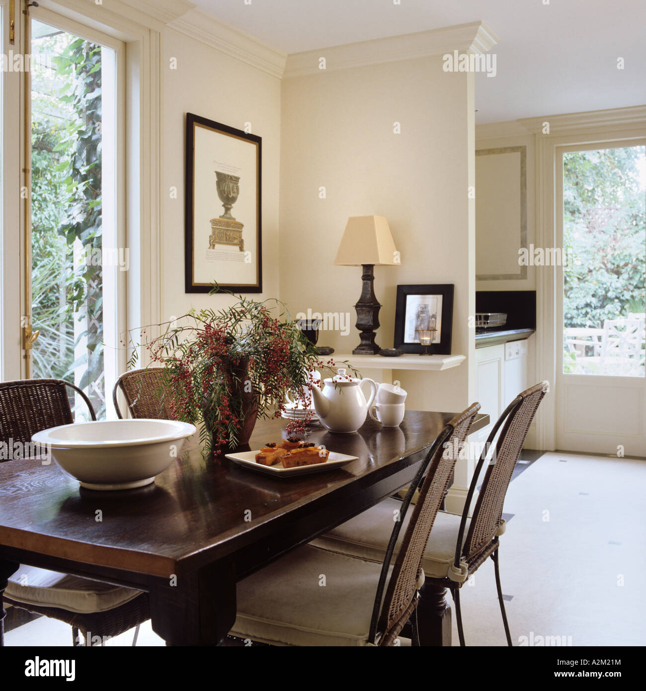 Mesa de comedor con sillas y un arreglo floral en la casa de estilo  Eduardiano con un diseño neoclásico Fotografía de stock - Alamy