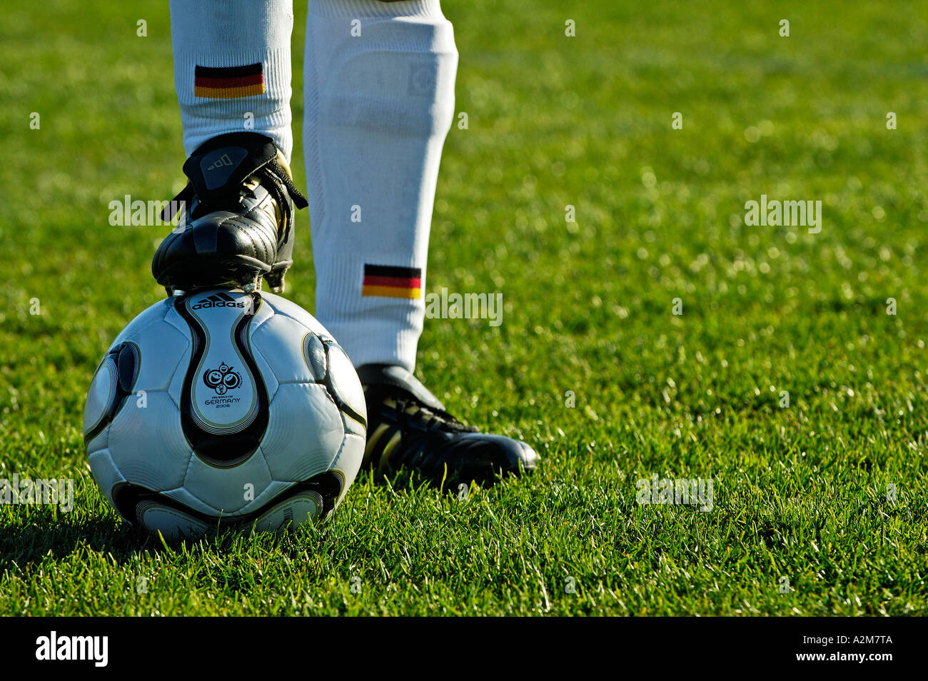 Las piernas de un jugador de fútbol nacional alemán y el balón oficial de  la Copa Mundial de la FIFA 2006 denominado 'Teamgeist' Fotografía de stock  - Alamy