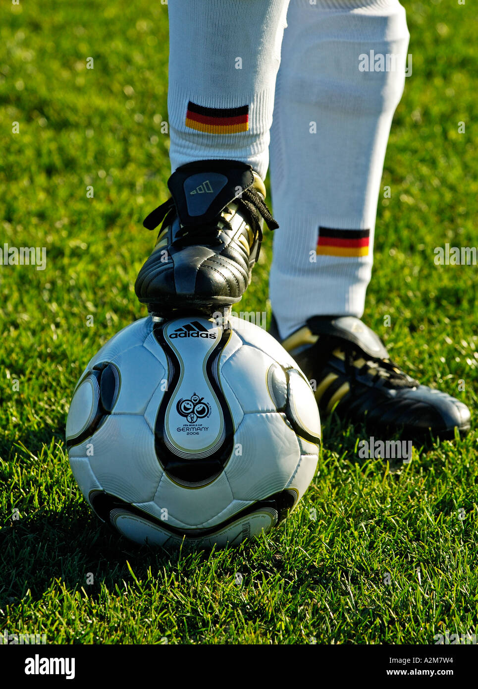 Las piernas de un jugador de fútbol nacional alemán y el balón oficial de  la Copa Mundial de la FIFA 2006 denominado 'Teamgeist' Fotografía de stock  - Alamy
