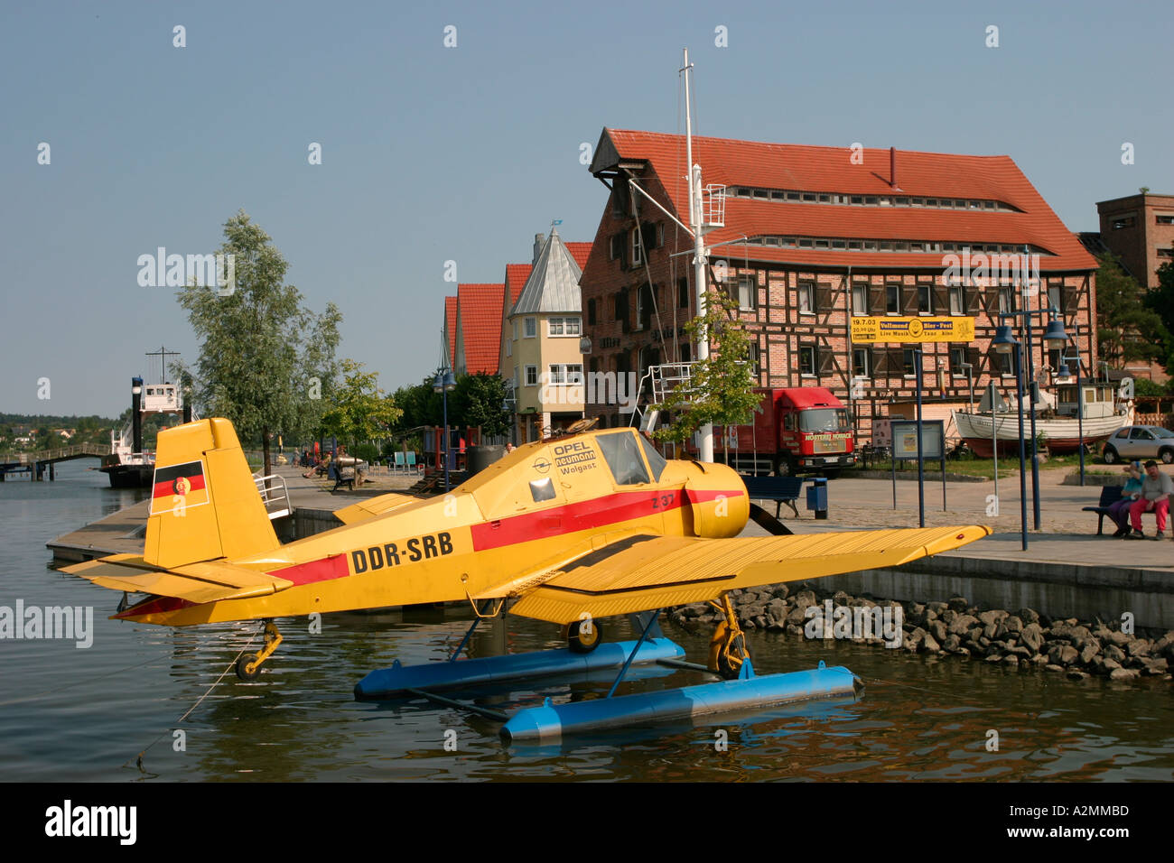 BRD Alemania Mecklenburg Vorpommern Wolgast harbour con el plano y la construcción Foto de stock