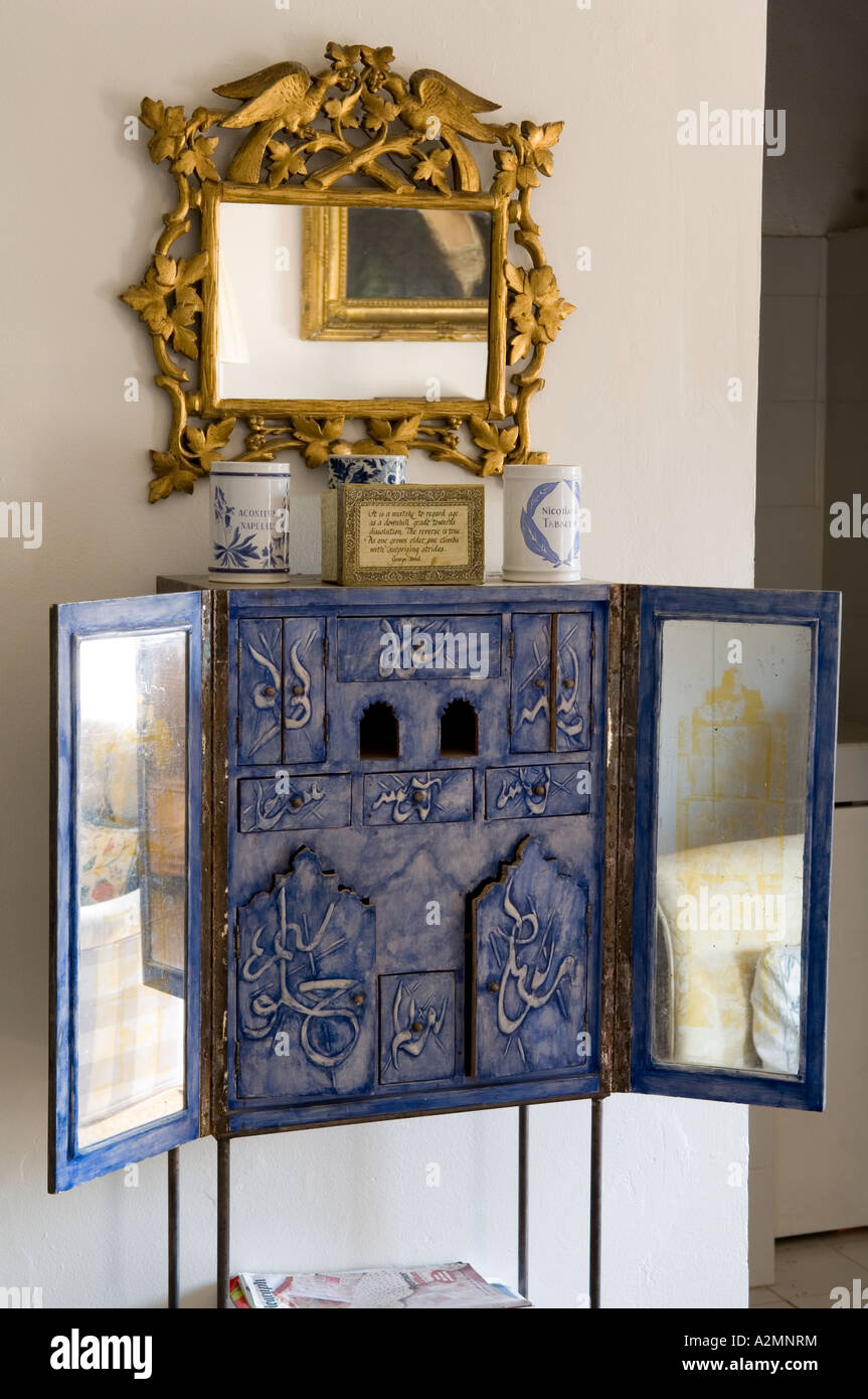 Blue armario con puertas y Espejo árabe rotulación debajo de espejo dorado. Foto de stock