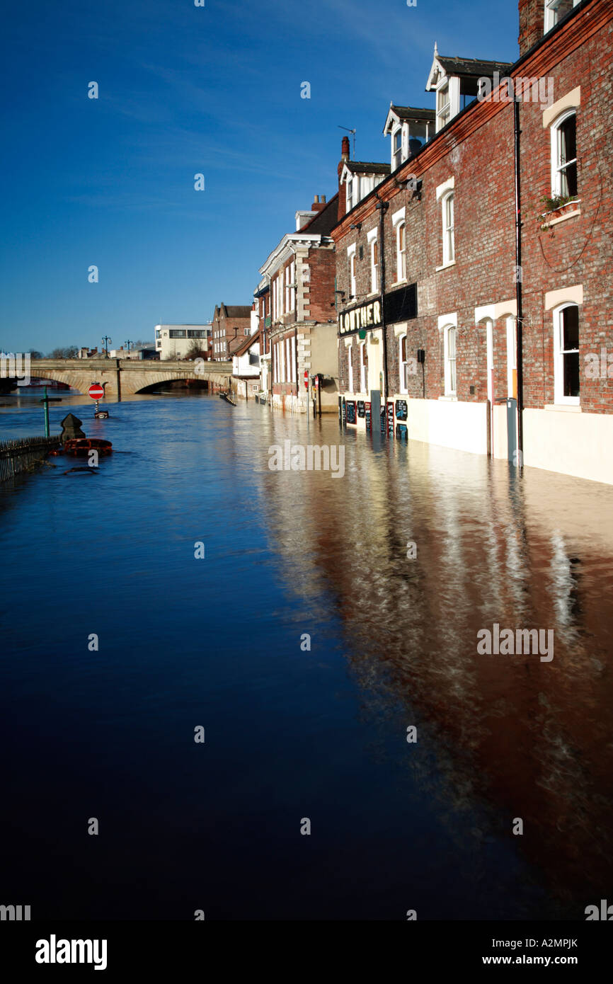 El río Ouse inundaciones Kings Staith, Dec 2006, York, North Yorkshire, Inglaterra, Reino Unido. Foto de stock