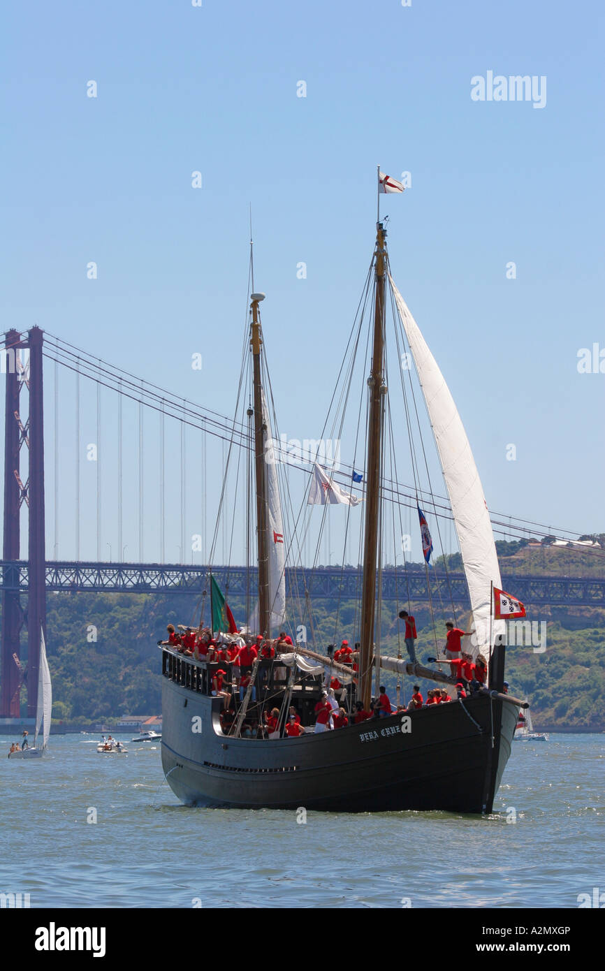 Carabela portuguesa Vera Cruz navegando en el río Tajo. Foto de stock