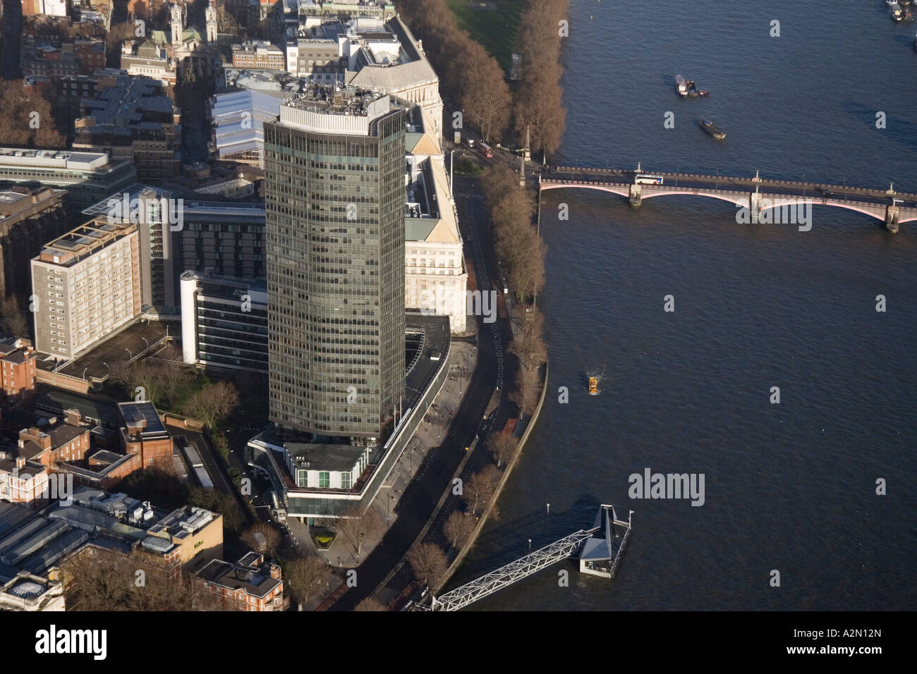 Una vista aérea de la Millbank Tower en el banco del dique sobre el río Támesis Foto de stock