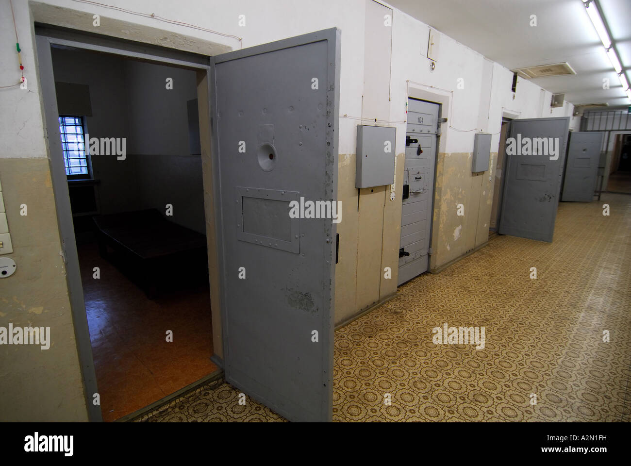 Pasillo bordeado por celdas de prisión, ex cárcel de Alemania Oriental Foto de stock