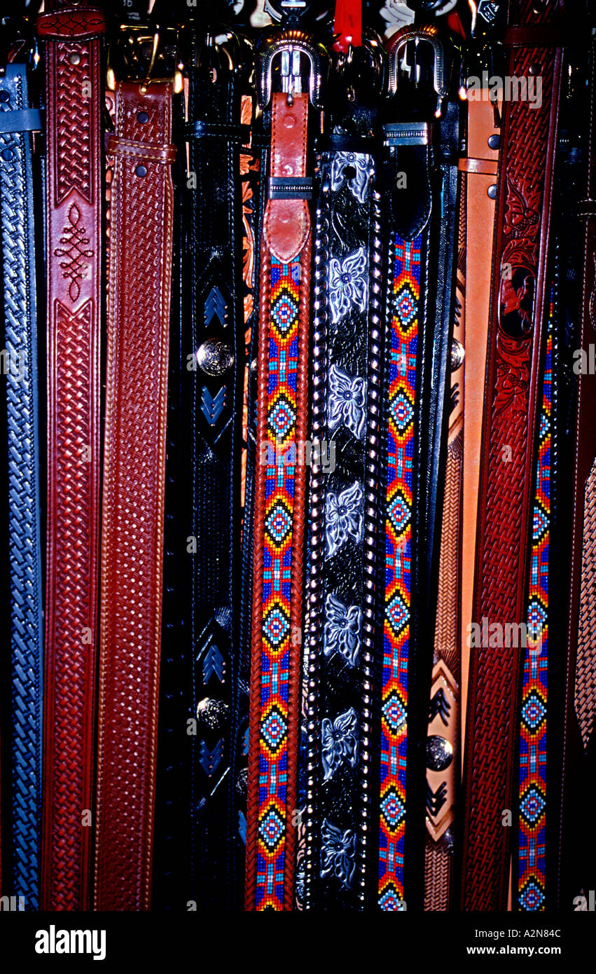 Western cinturones en estanterías de EE.UU Fotografía de stock - Alamy