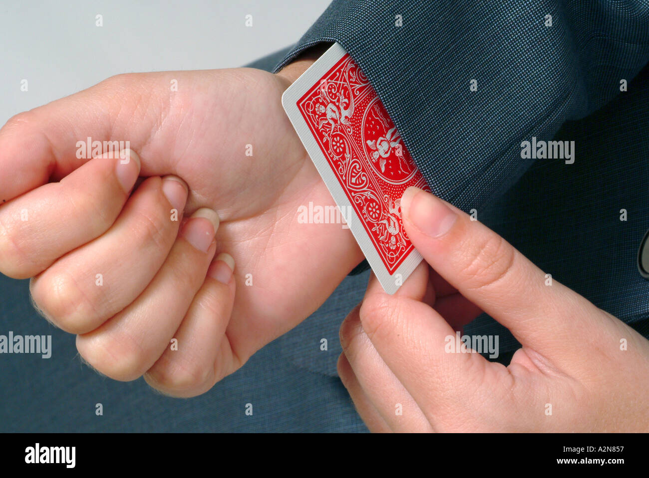 Joven Empresaria tirando una carta oculta de su manguito Fotografía de  stock - Alamy