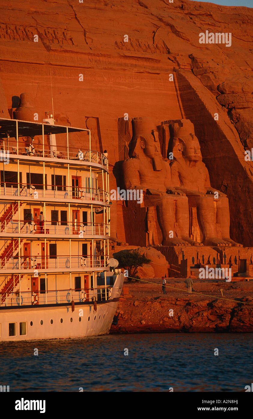 Barco de pasajeros cerca de templo egipcio antiguo Gran Templo de Rameses II Lago Nasser Abu Simbel Egipto Foto de stock