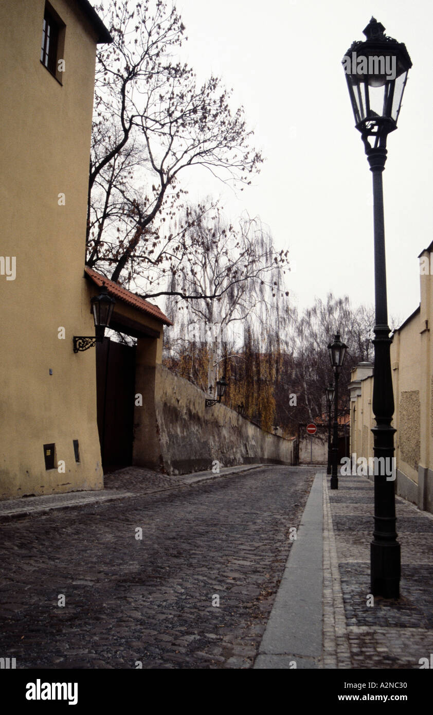 Olvidado callejón 03 antigua calle lateral en Praga, República Checa Esta es 1 DE 2 FOTOS similares y 1 de un total de 200 fotos Foto de stock