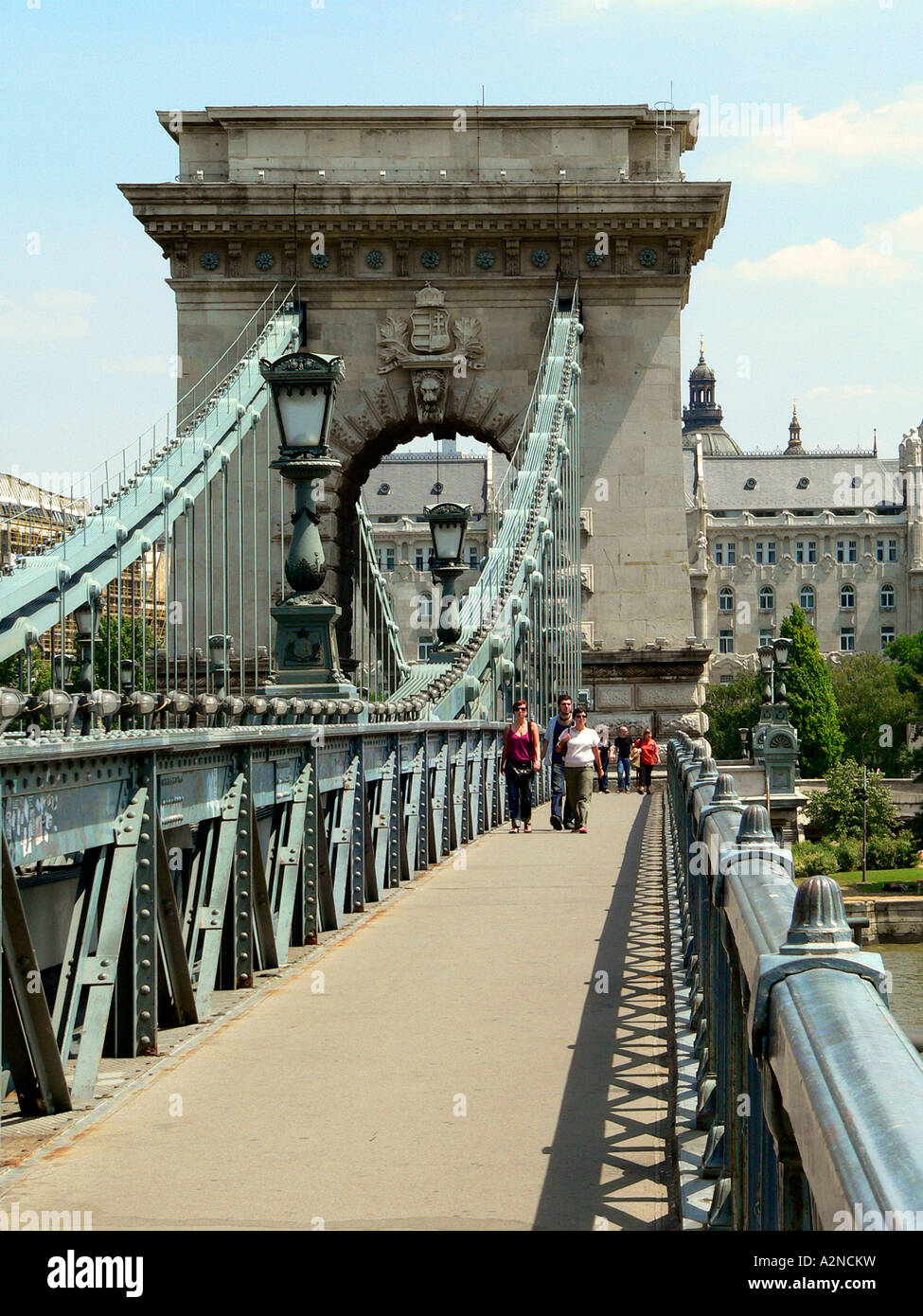 La gente caminando sobre el puente de las cadenas, Budapest, Hungría  Fotografía de stock - Alamy