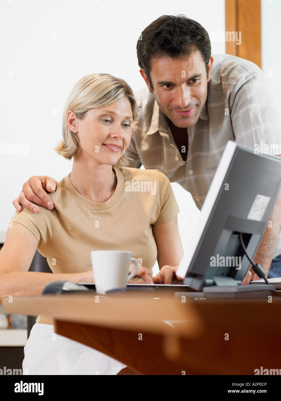 Pareja mirando equipo Foto de stock