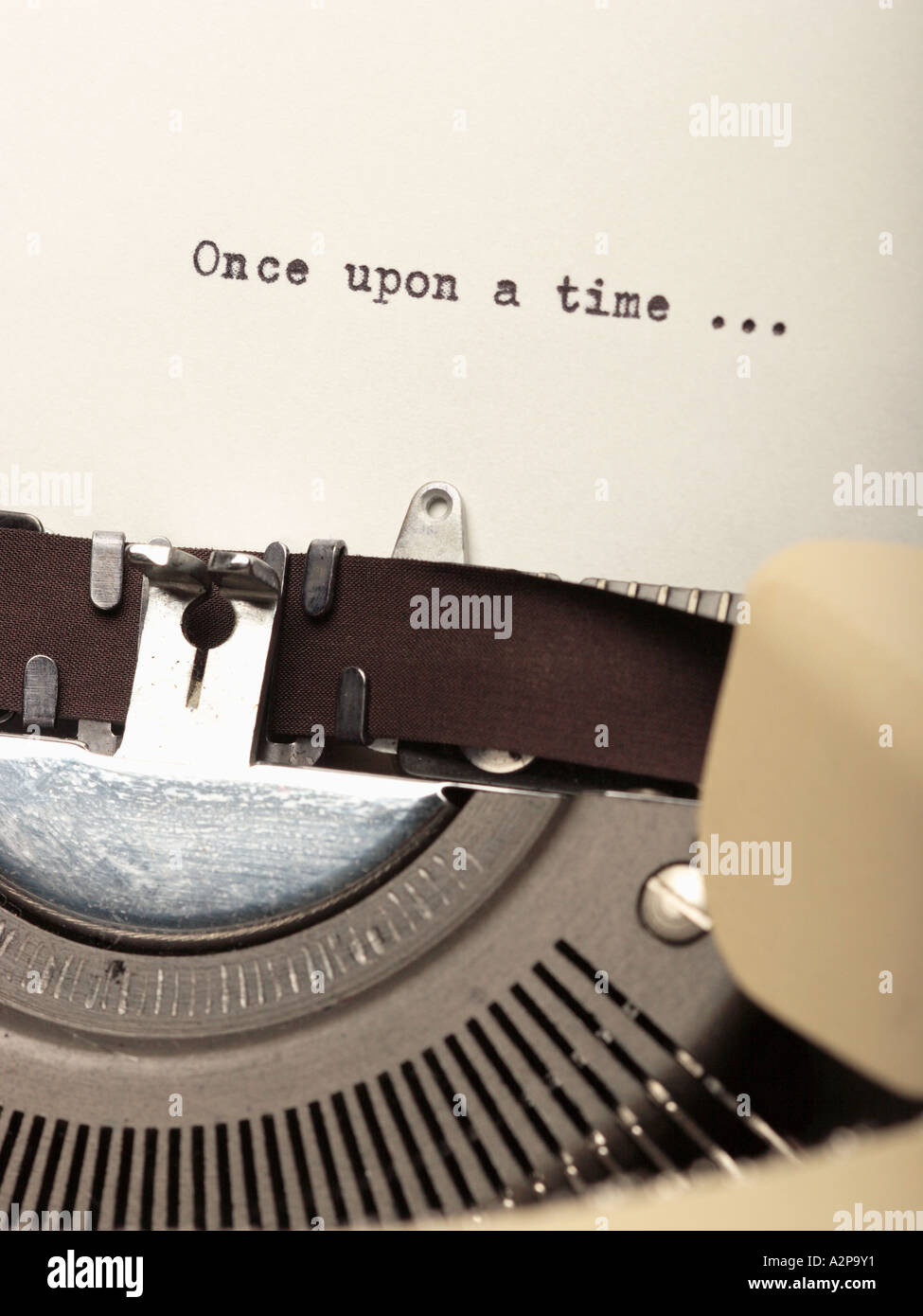 Detalle de la máquina de escribir y el pedazo de papel con la escritura de Érase una vez. Foto de stock