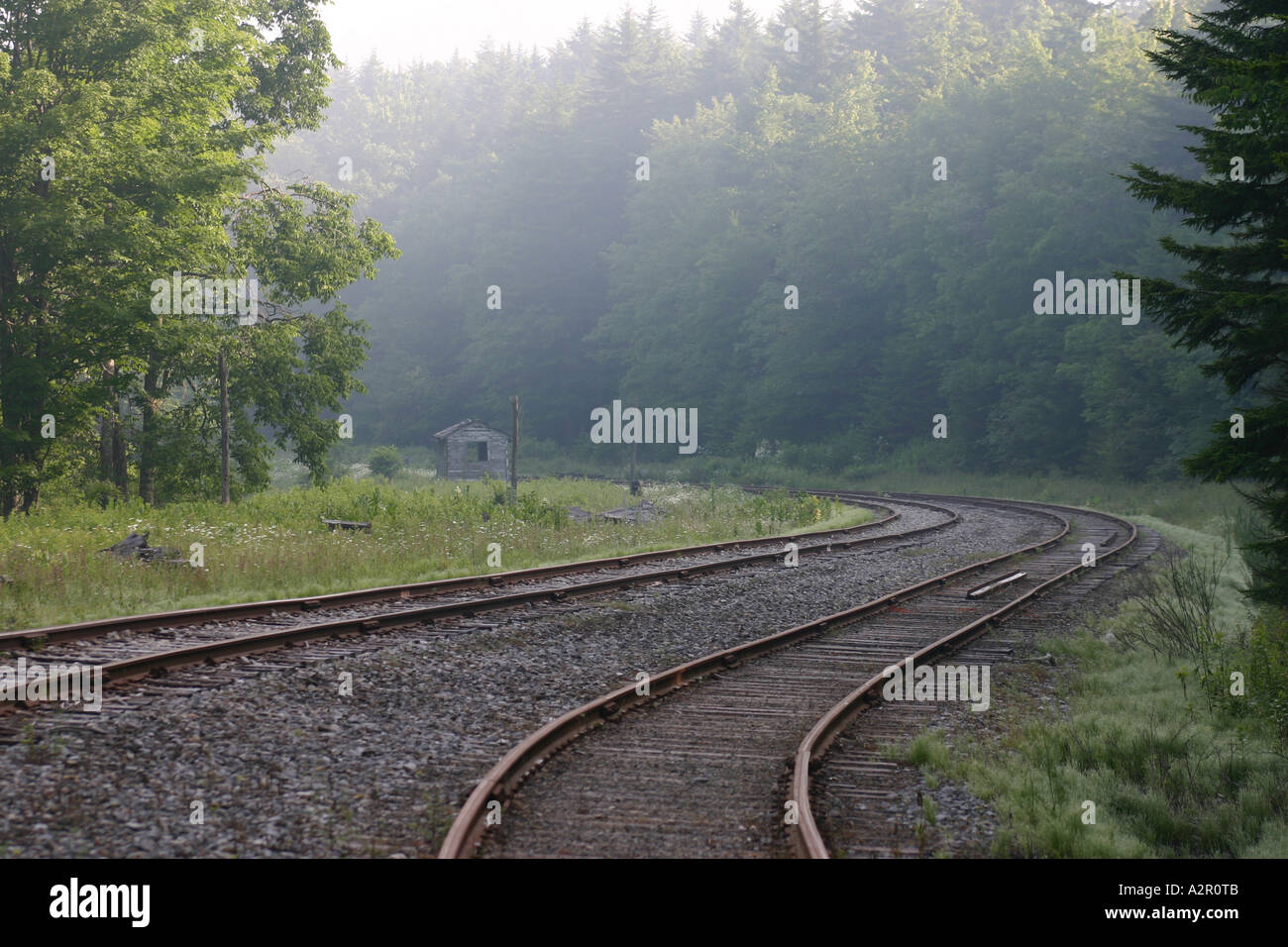 Temprano en la mañana en el tren de montaña en West Virginia Foto de stock