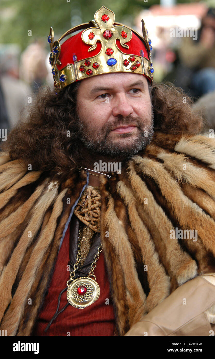 Hombre Barbado en el disfraz de un rey durante un vino joven festival anual  en Praga, República Checa Fotografía de stock - Alamy
