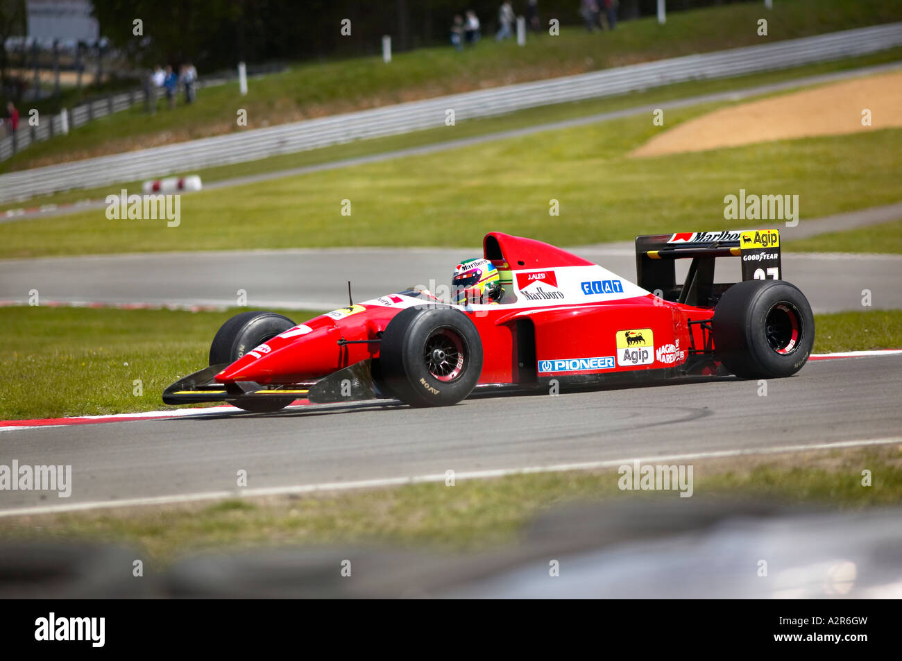 Ex jean alessi Ferrari coche de Fórmula uno circulando alrededor de Brands  Hatch Race Circuit Kent England Fotografía de stock - Alamy