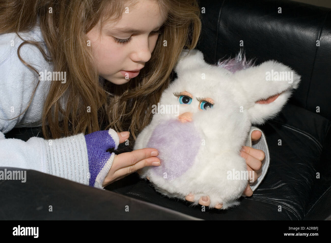Niña de 11 años hablando a blanco furby juguete electrónico UK Fotografía  de stock - Alamy