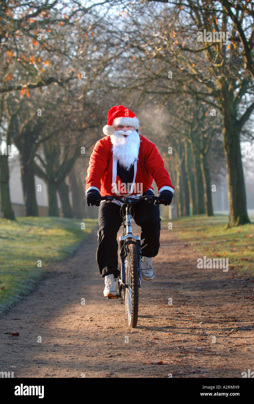 Papá Noel en bicicleta Fotografía de stock - Alamy