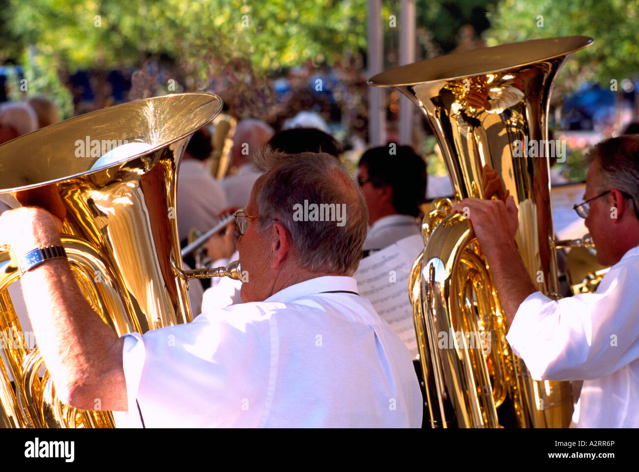 Los altos hombres jugando de Tubas en una banda Foto de stock