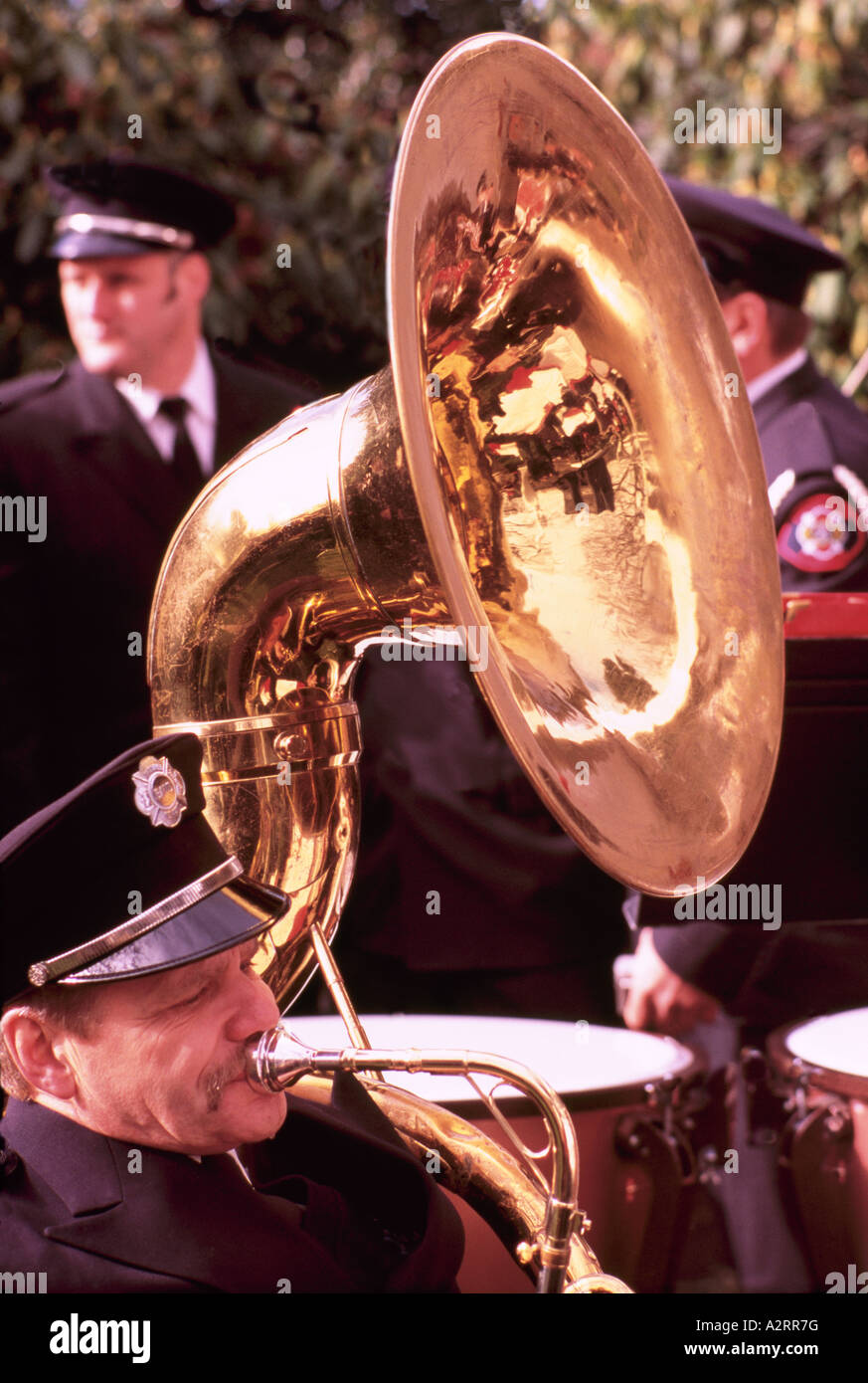 Un hombre Senior jugando una tuba o Sousaphone en una banda Foto de stock
