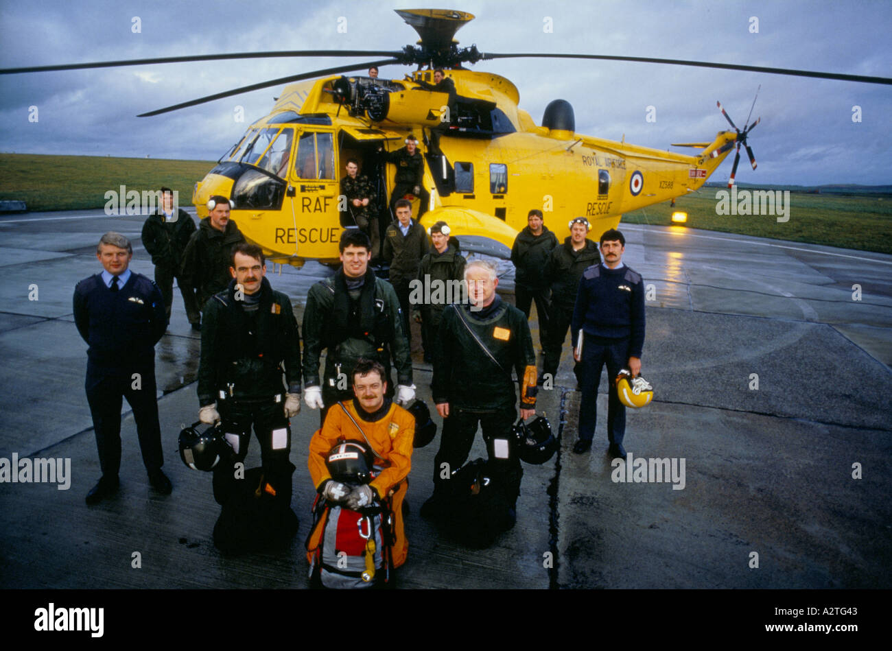 Rescate en el mar de aire el equipo involucrado en un s r a la tripulación de 4 Ground Crew y el comandante de la unidad 1987 Foto de stock