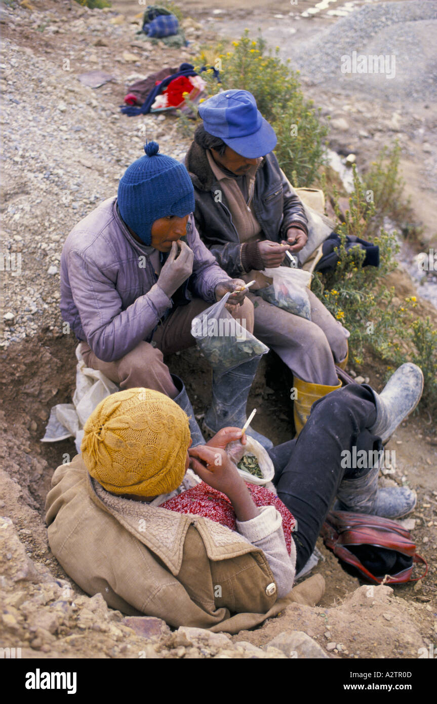 Los mineros mascar hojas de coca en su descanso de almuerzo. Bolivia