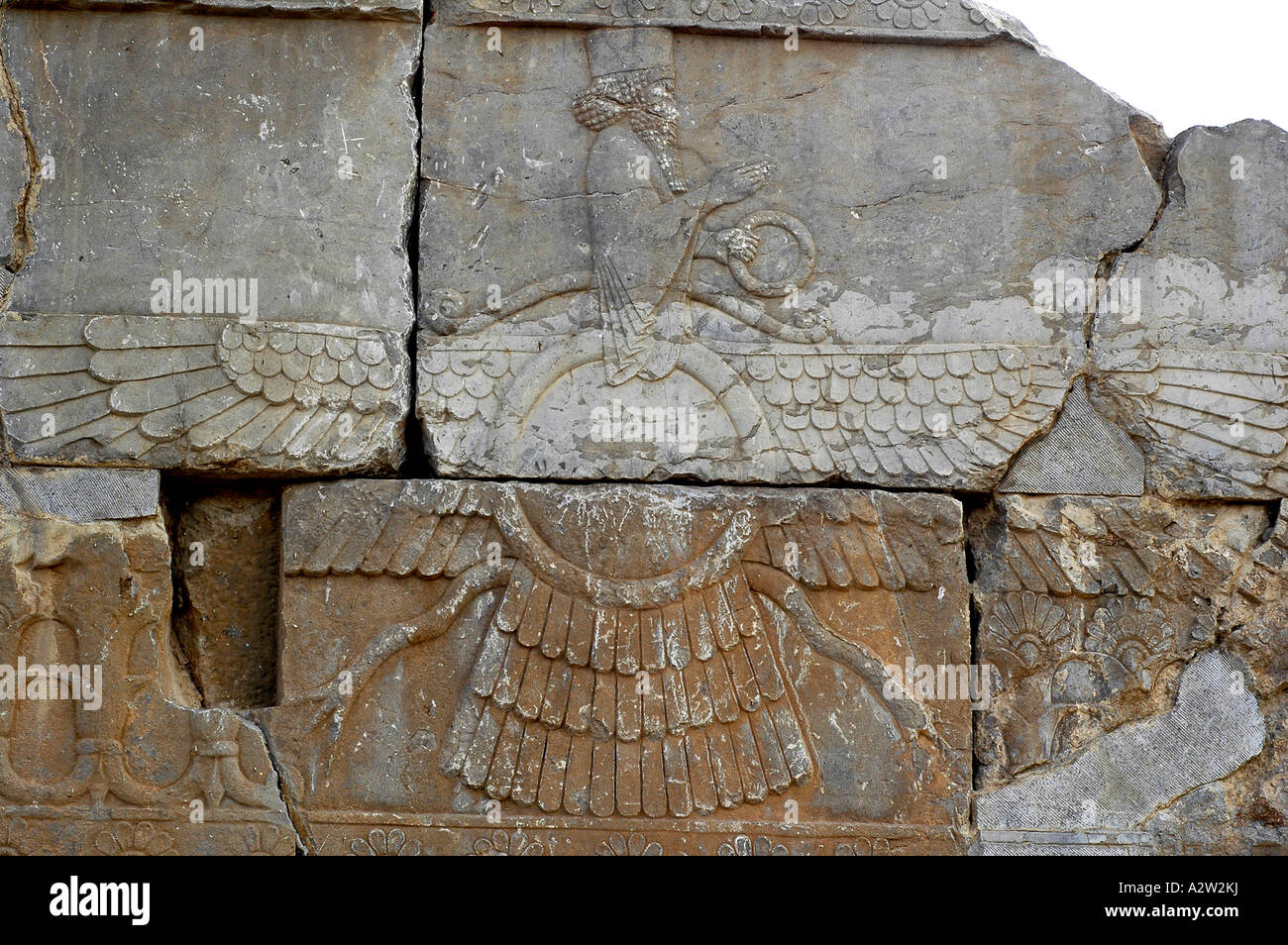Un bajorrelieve representación del símbolo alado de la religion Zoroastriana, en Persépolis, cerca de Shiraz, Irán Foto de stock