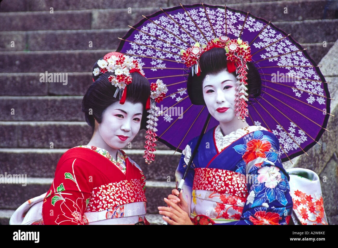 Mujeres vestidas como geisha, Kyoto, Japón Foto de stock