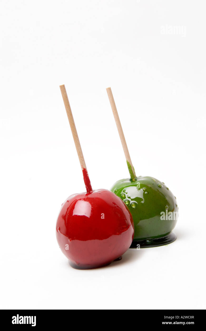 Rojo y verde manzana confitada - Manzanas de Caramelo Rojo y verde  Fotografía de stock - Alamy