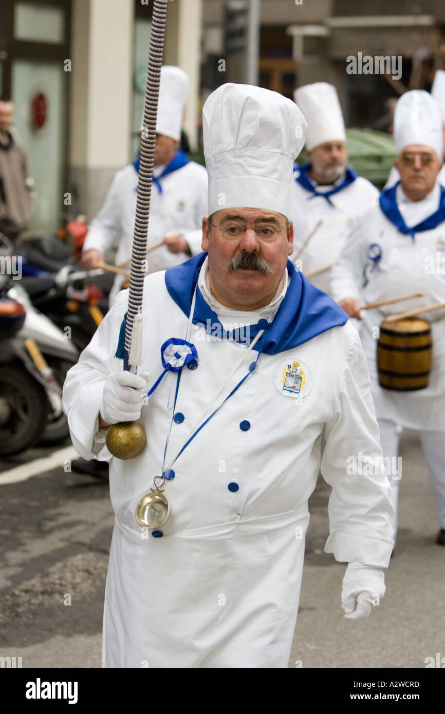 Hombre vestido con traje de chefs blanca realizando una banda durante la  Tamborrada, Donostia San Sebastián, País Vasco, España Fotografía de stock  - Alamy