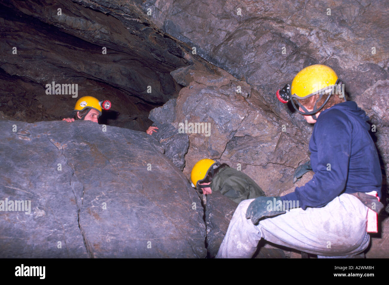 Espeleólogos explorar una cueva poco Hustan Cave Parque Regional en la