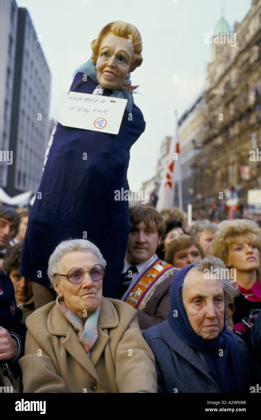 Una efigie de Margaret Thatcher en una protesta en Belfast contra el Acuerdo anglo irlandés. Foto de stock