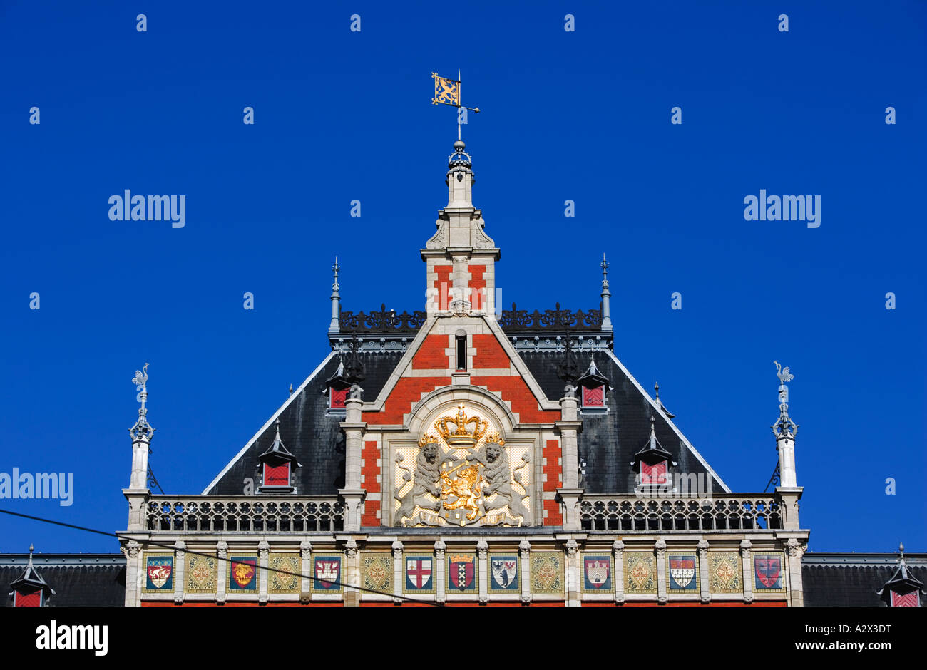 Fachada de la estación central de Ámsterdam con el escudo de armas real