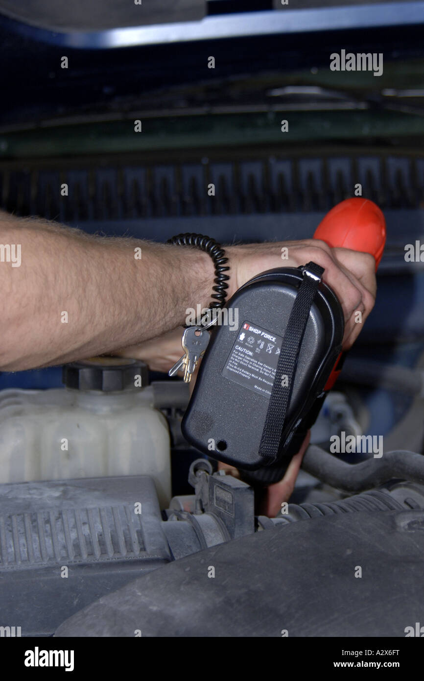 Filtro de aire debajo del capó del motor de un automóvil fotografías e  imágenes de alta resolución - Alamy