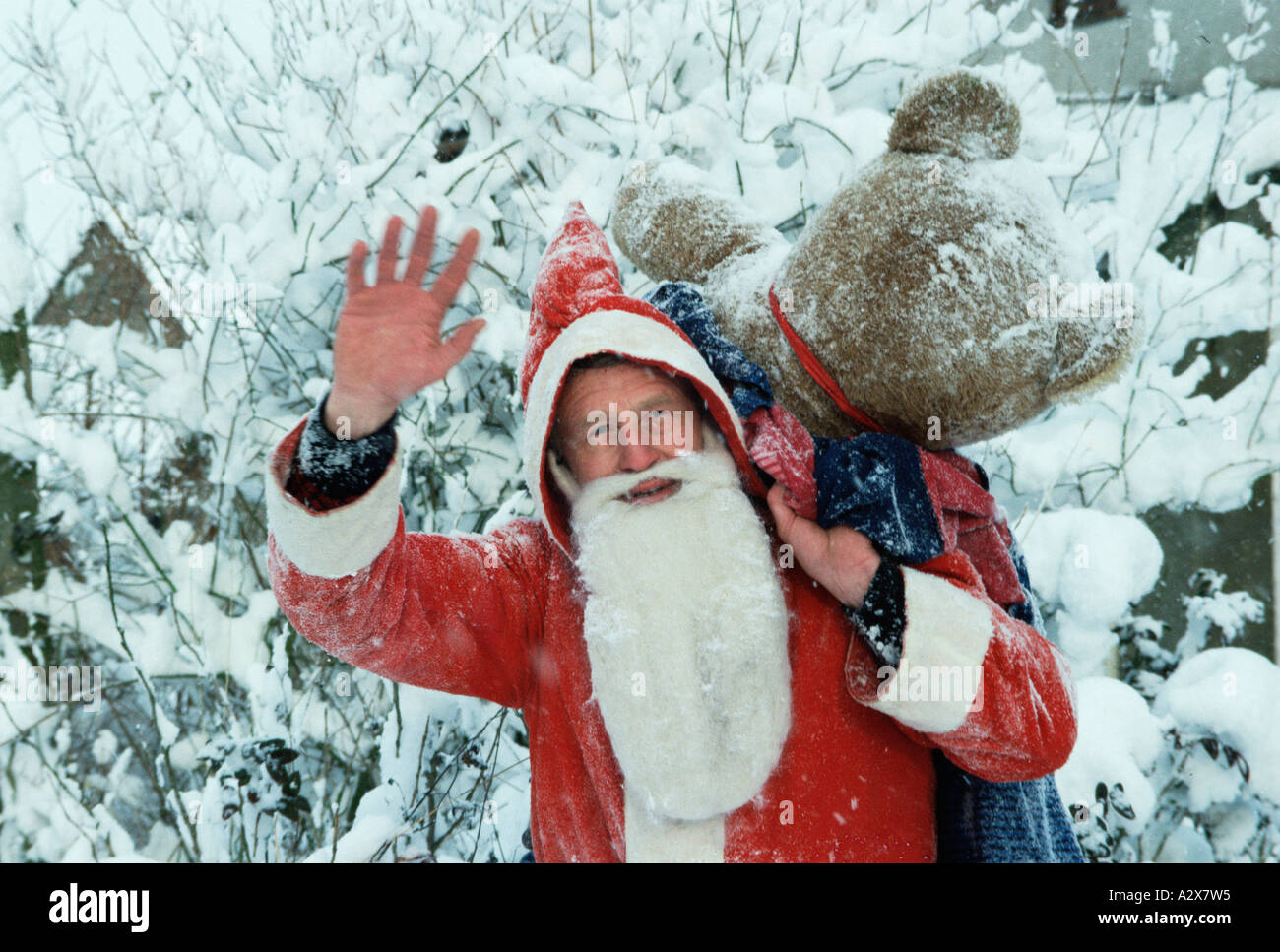 .Santa Claus (Papá Noel) agitando la escena de nieve en invierno. Foto de stock