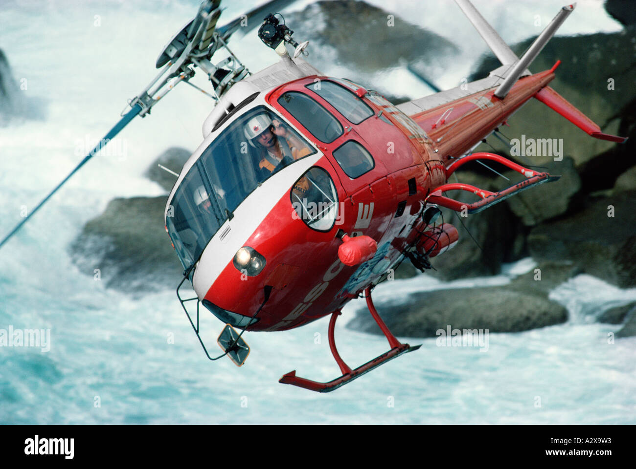 Helicóptero de rescate en el mar de aire en vuelo sobre la costa. Foto de stock