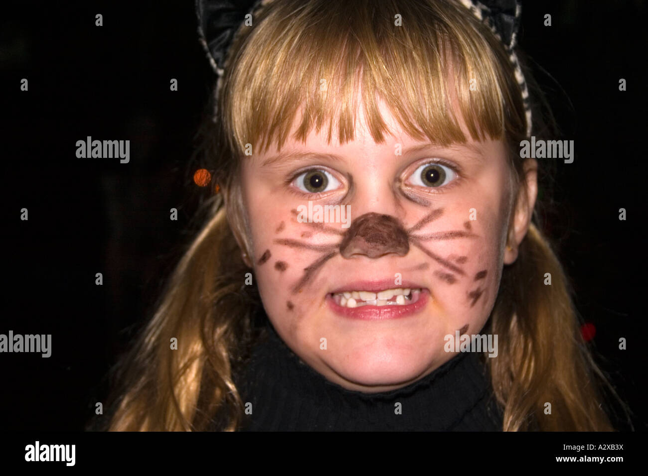 Halloween trick or treater en un traje de gato retrato de los 8 a??os