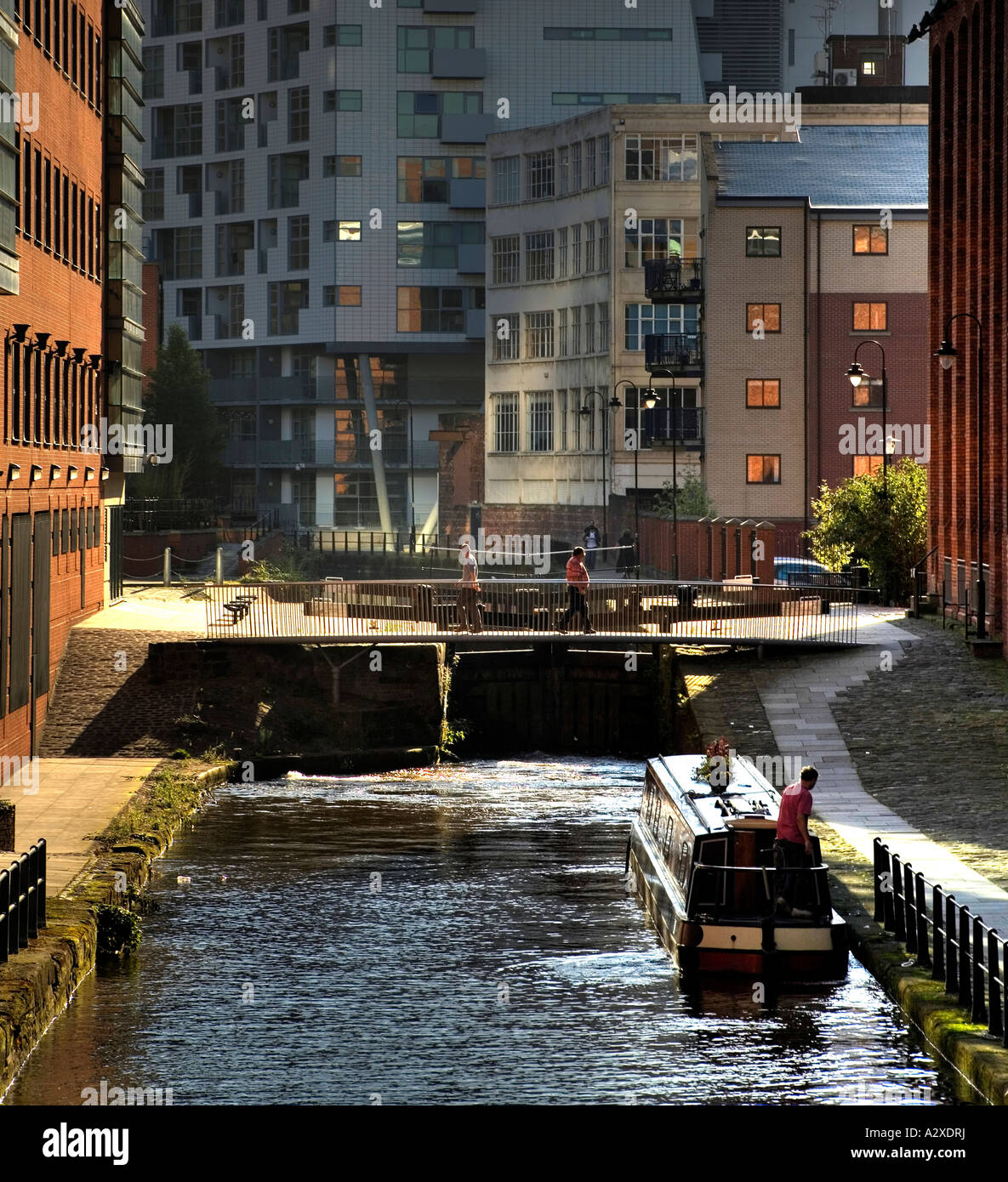 Canal Rochdale Manchester Reino Unido cerca de Bridgewater Hall en la parte posterior de Bridgewater Street Foto de stock