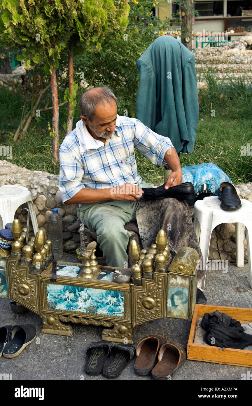 Un hombre turco proporciona un servicio de limpiabotas en una parada de descanso en el camino en la zona rural de Turquía Foto de stock