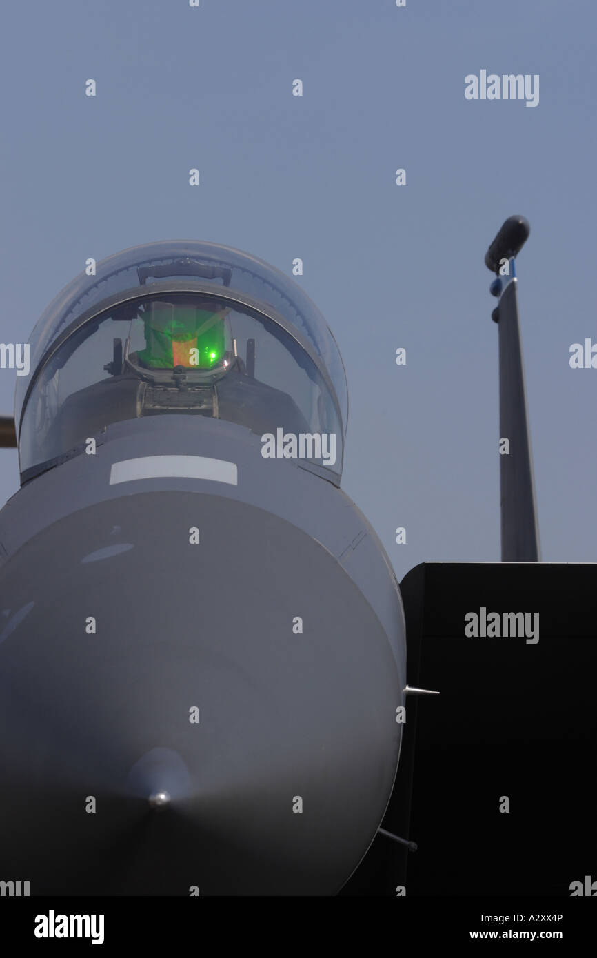 F-15E Eagle jet modernos aviones caza bombarderos de ataque a tierra con green Head Up Display HUD en cabina Foto de stock