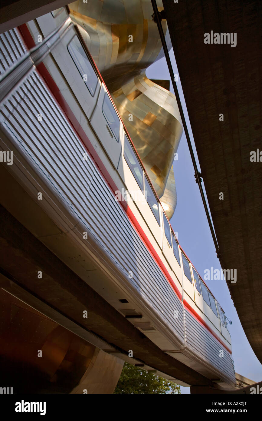 Tren Monorail saliendo del museo de ciencia ficción en el centro de Seattle Seattle, EE.UU. Foto de stock