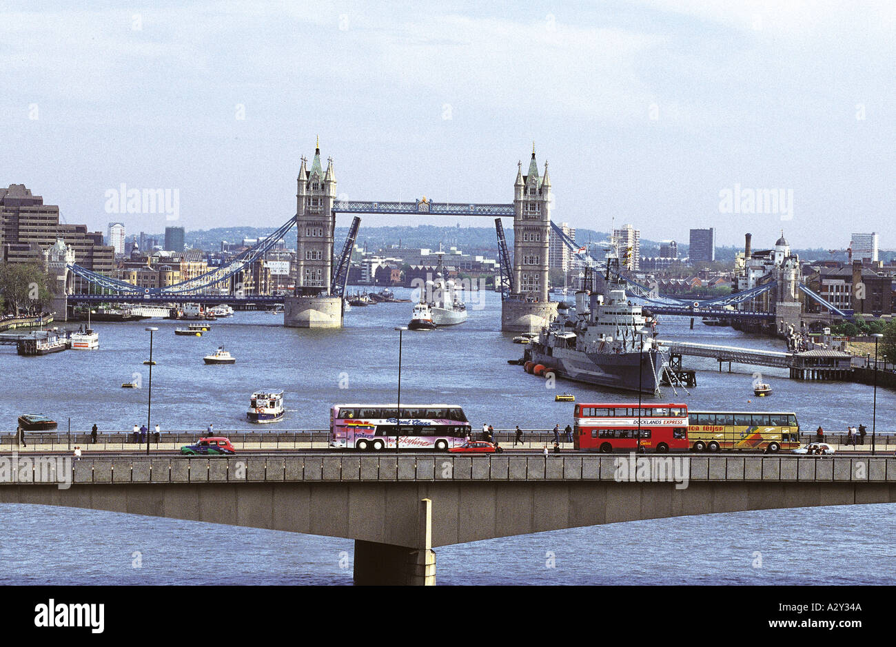 Tower Bridge con HMS Belfast como visto a través de London Bridge. Foto de stock