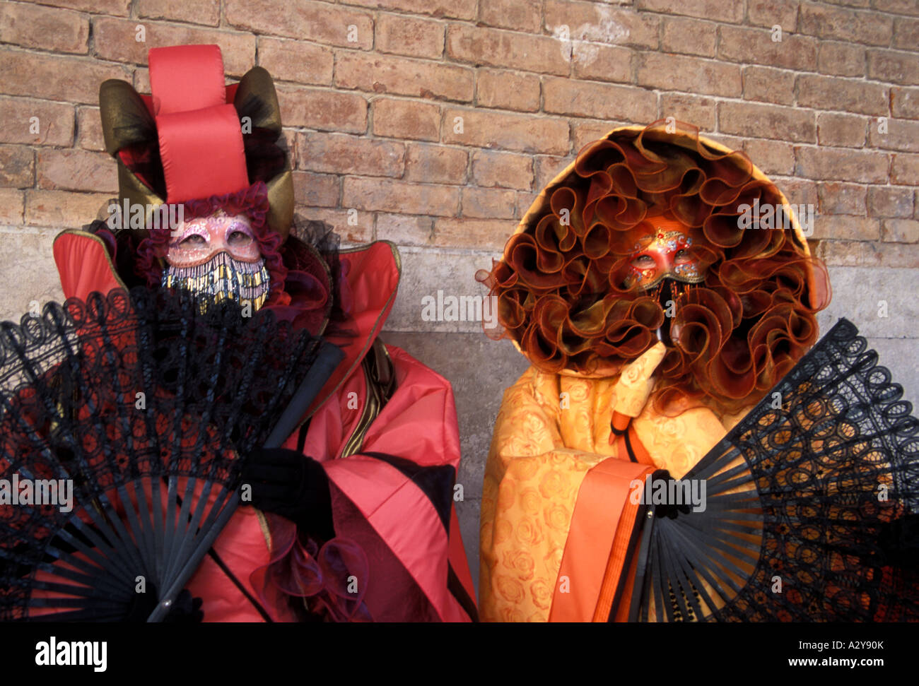 Máscaras exóticas y Lacy ventiladores para Carnevale en Venecia Fotografía  de stock - Alamy