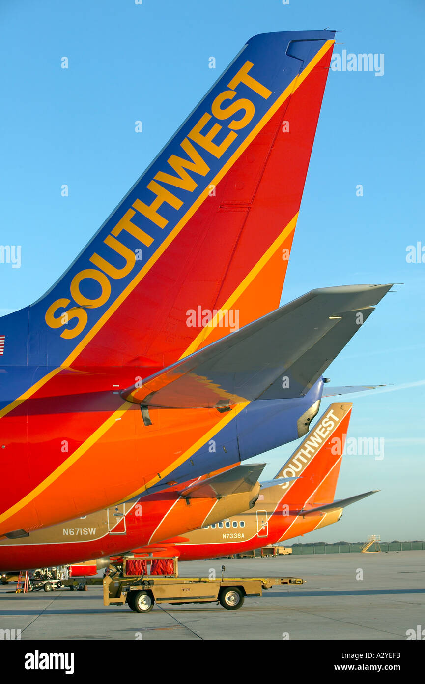 Southwest aerolíneas de pasajeros con equipaje airside colas de coche  Fotografía de stock - Alamy
