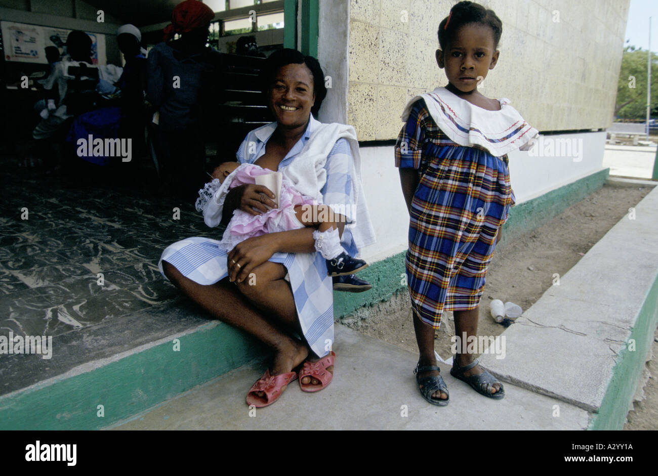 Madre con su bebé y su niña en la calle Haití Puerto Príncipe 1993 Foto de stock