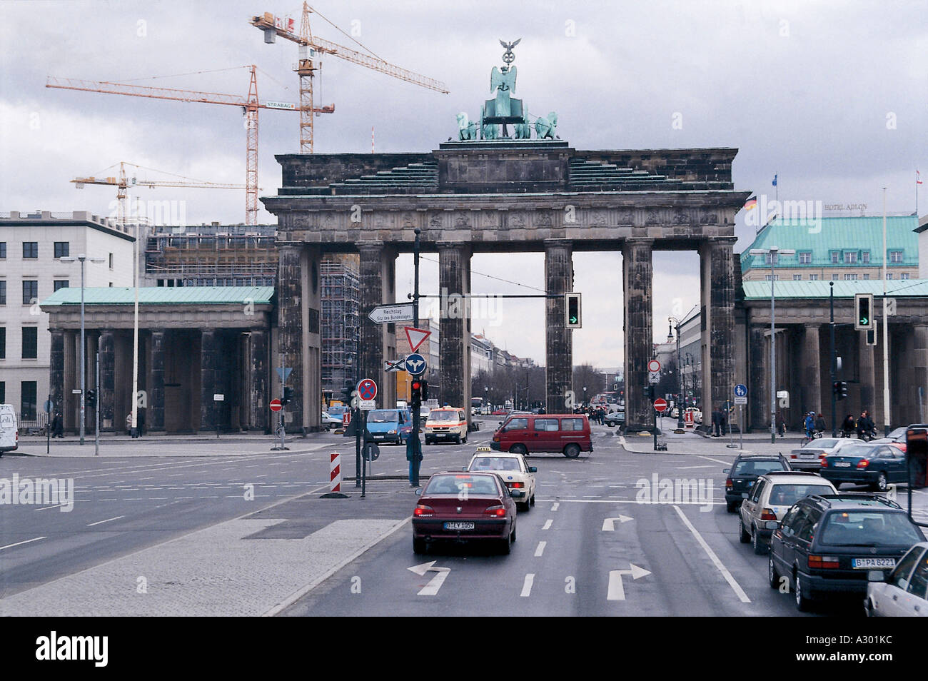 Berlín,Puerta,Puerta delantera,carretera,vía urbana,un solo carril Foto de stock